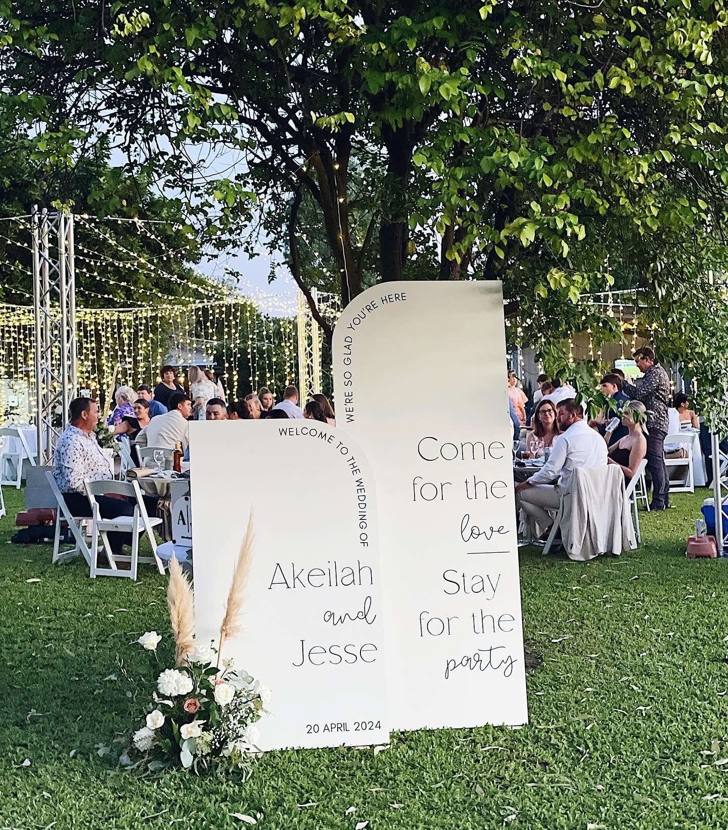 Arched welcome sign duo